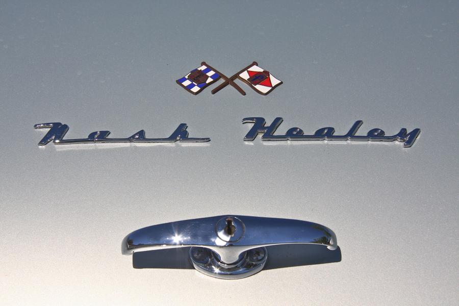 Логотип Nash-Healey Roadster Silver 1953 года  (фото 5 из 8)